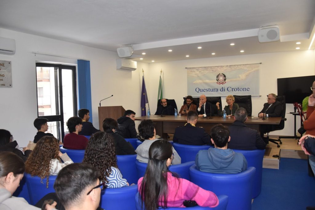 Legalità e partecipazione: il dialogo della Polizia di Crotone con gli studenti del Liceo Scientifico "Filolao" (FOTO) 1 Questura KR1