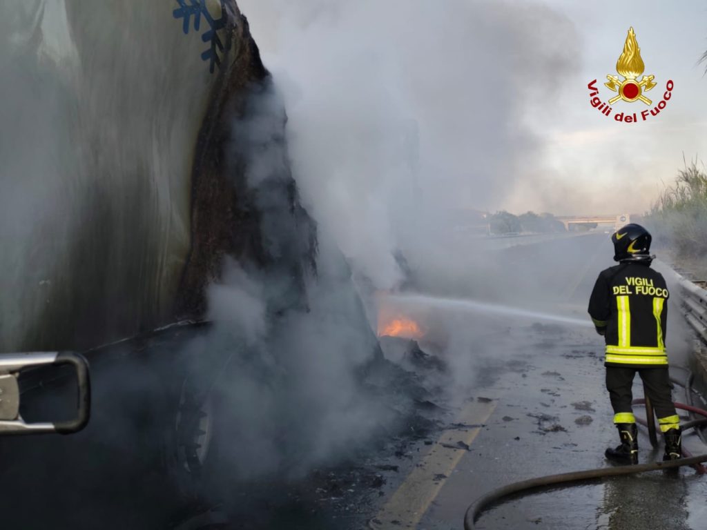 Autoarticolato in fiamme tra Lamezia e Catanzaro: mezzo distrutto, un conducente colto da malore (FOTO-VIDEO) 1 WhatsApp Image 2026 05 25 at 19.56.03