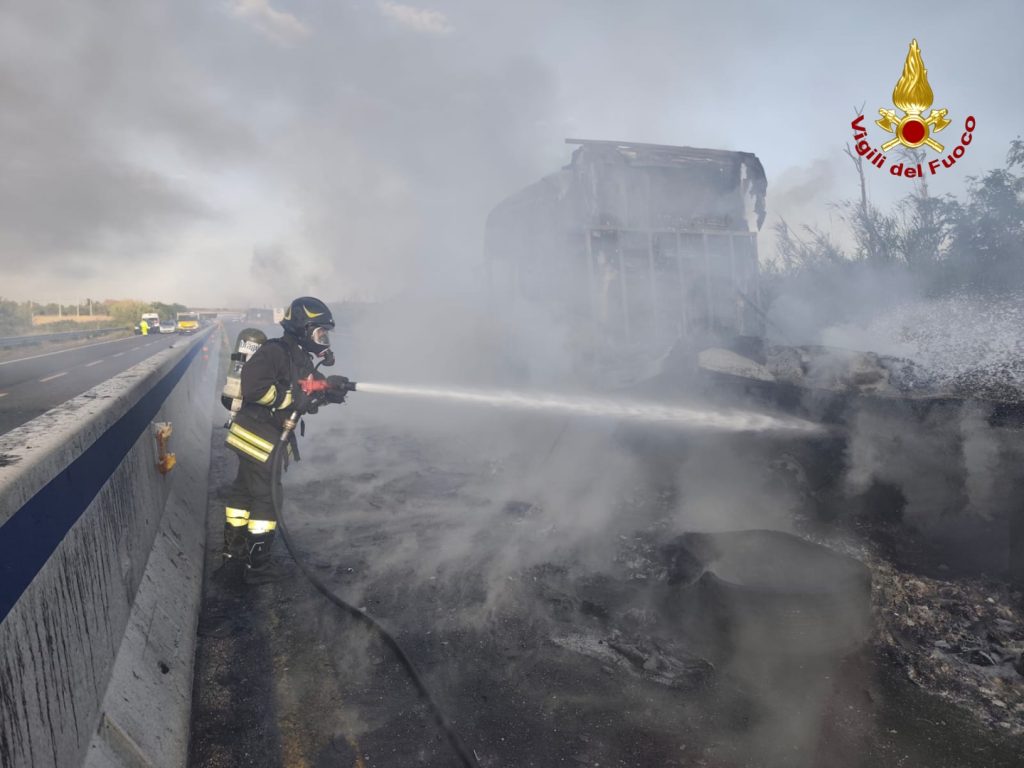 Autoarticolato in fiamme tra Lamezia e Catanzaro: mezzo distrutto, un conducente colto da malore (FOTO-VIDEO) 2 WhatsApp Image 2026 05 25 at 19.56.283