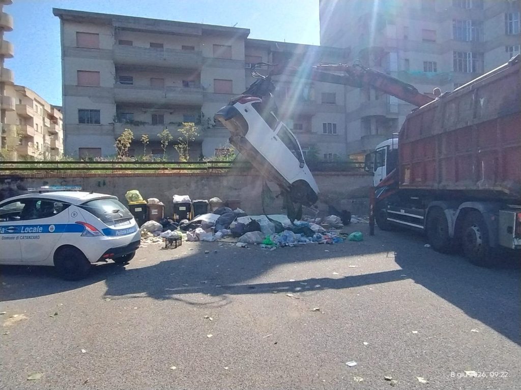 Giro di vite della Polizia locale conto i veicoli abbandonati a Catanzaro sud, rimosse 19 carcasse (FOTO) 1 Catanzaro rimozione veicoli due