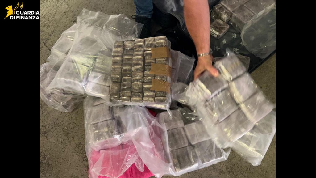 Smantellato traffico di droga fra Sicilia Lazio e Calabria: 6 arresti, 80 chili di droga sequestrati (VIDEO) 1 Guardia di Finanza Palermo droga anche a Reggio Calabria due