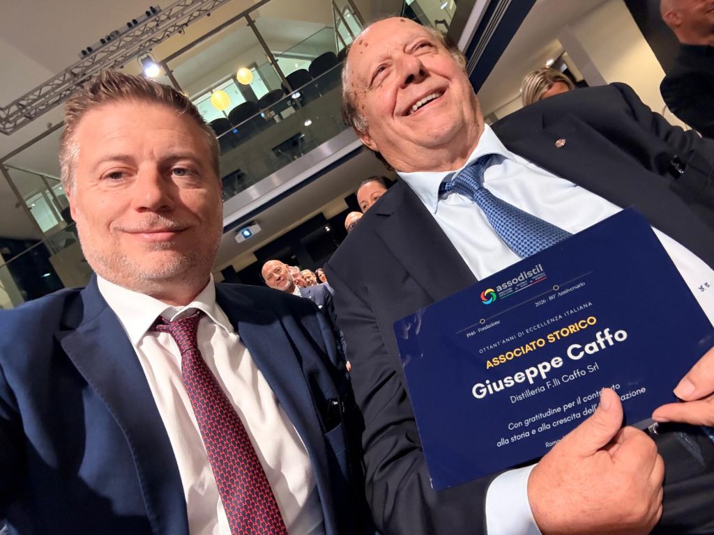 Nuccio e Pippo Caffo con la targa