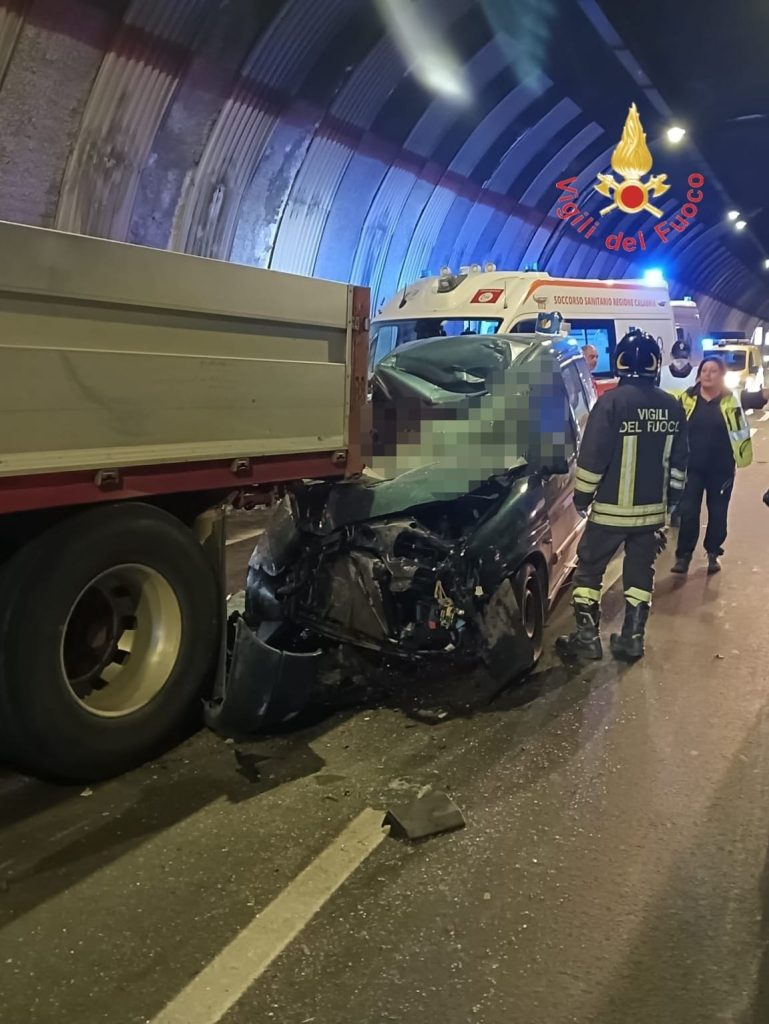 Tragico incidente sulla strada dei "Due Mari" nel Catanzarese: due morti dopo scontro in galleria tra auto e camion (FOTO) 1 WhatsApp Image 2025 05 07 at 09.32.13