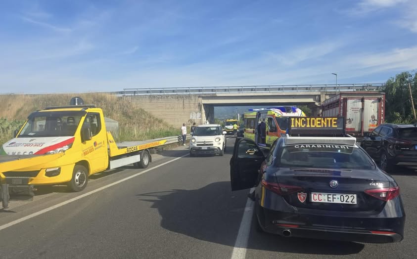 Ancora un incidente sulla Statale 106, attimi di paura e traffico in ...