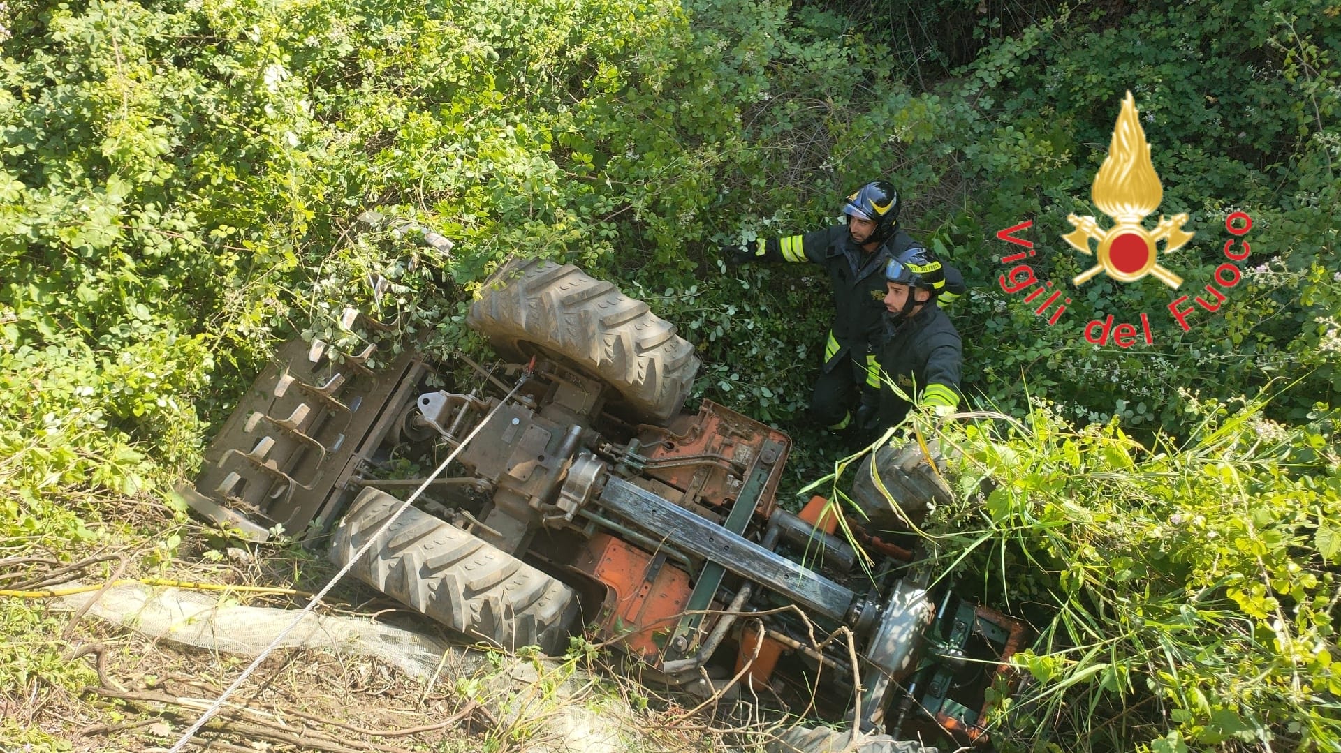 Si ribalta con il trattore e muore sul colpo: tragico incidente sul ...