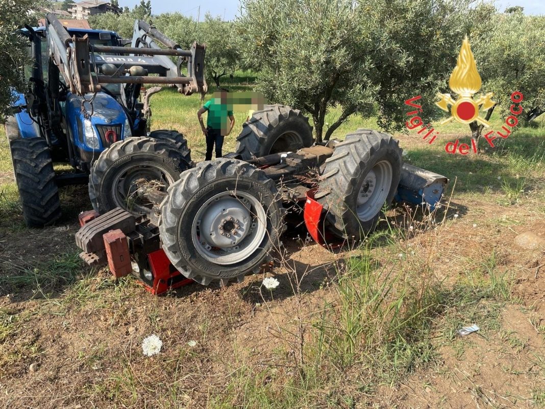 Trattore si ribalta nel Catanzarese, conducente incastrato con l’arto ...