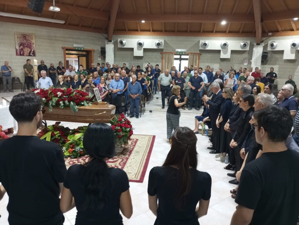 Grande commozione ai funerali di Giuseppe De Masi. Don La Rocca: "Lui è stato un colosso" 1 FUNERALE DE MASI 1
