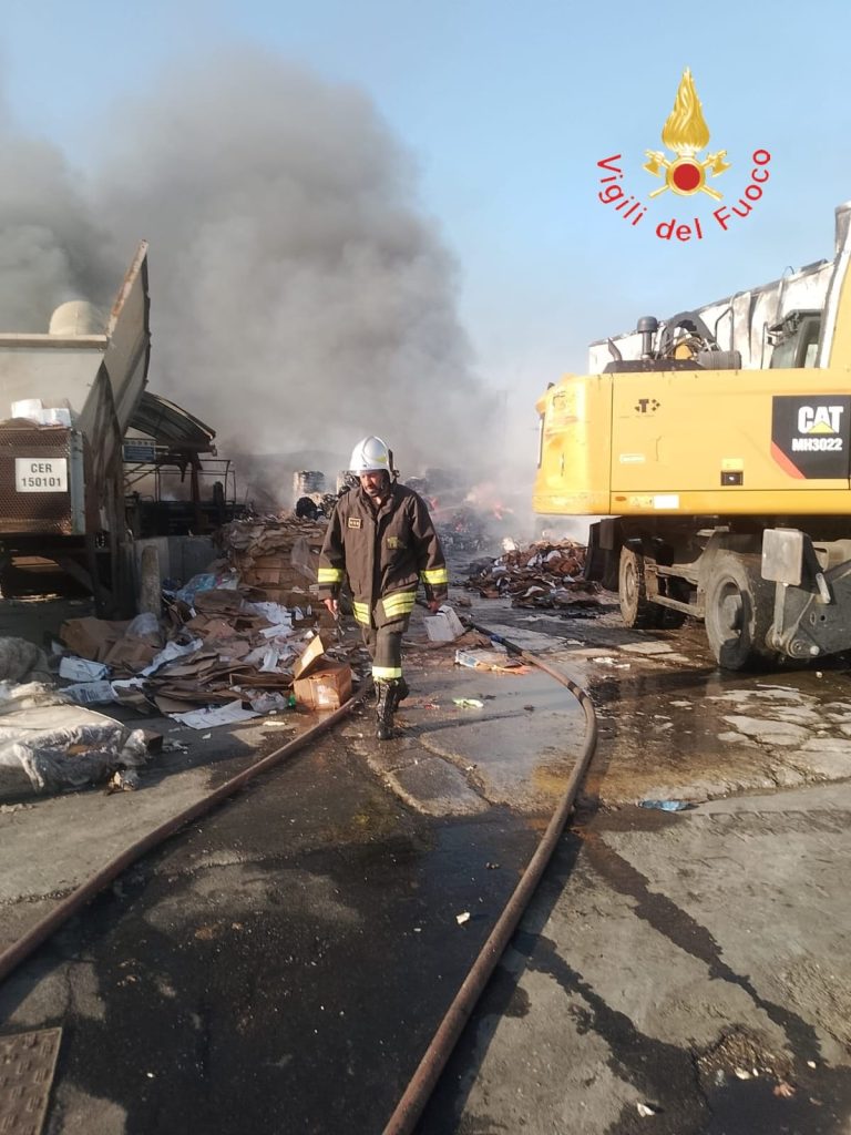 Lamezia brucia, nube tossica dal capannone dei rifiuti: Vigili del Fuoco in azione da ore. Indagini su discarica abusiva (FOTO) 1 Incendio Lamezia 1
