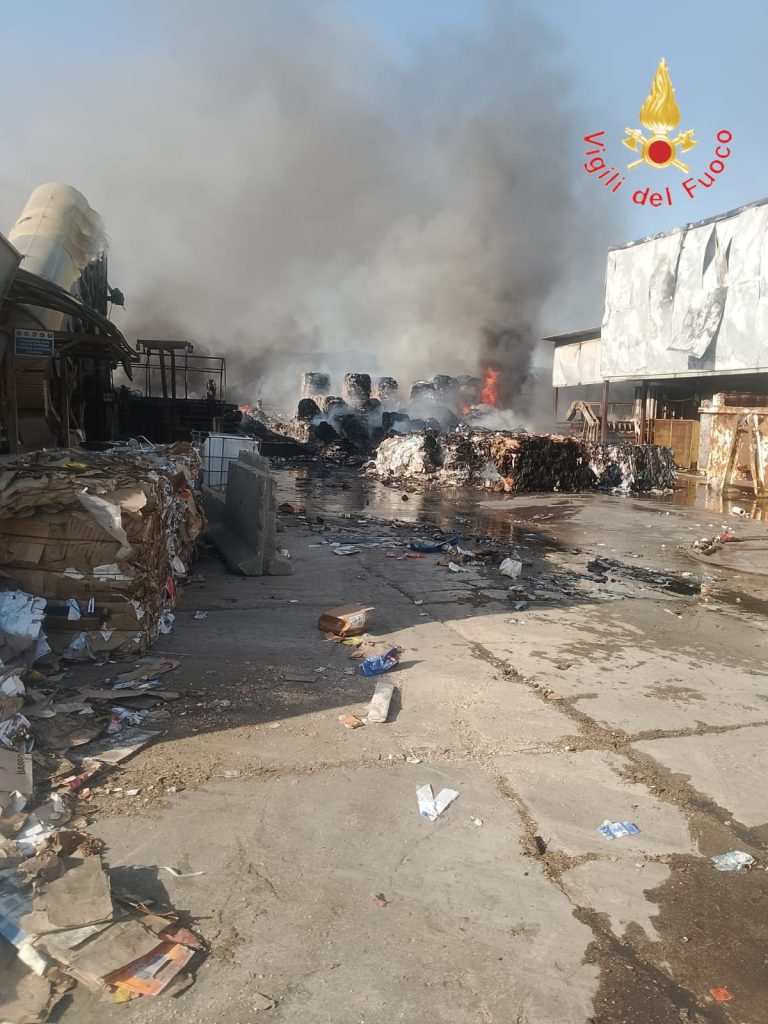 Lamezia brucia, nube tossica dal capannone dei rifiuti: Vigili del Fuoco in azione da ore. Indagini su discarica abusiva (FOTO) 2 Incendio Lamezia 2
