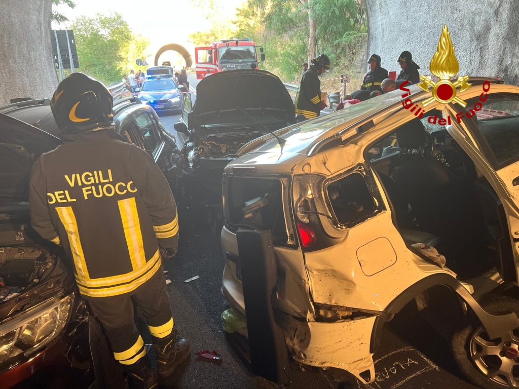 Violenta carambola tra auto sulla statale 107: quattro mezzi distrutti ...