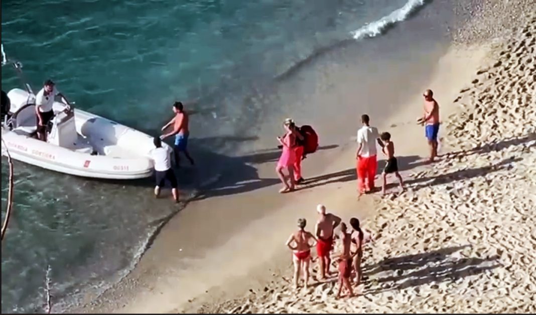 Turista colta da malore sulla spiaggia a Tropea, soccorsa via mare ...