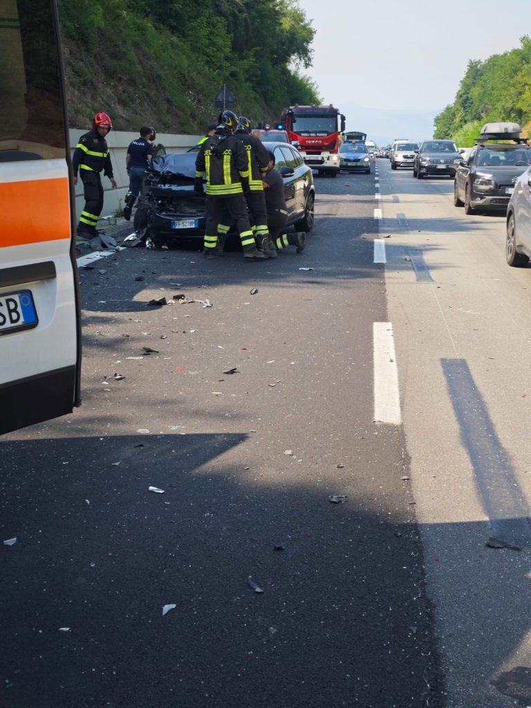 Paura sull’A2, tamponamento a catena e auto ribaltata vicino a Sant’Onofrio: 4 feriti (FOTO) 2 inc a2 s onofrio 2