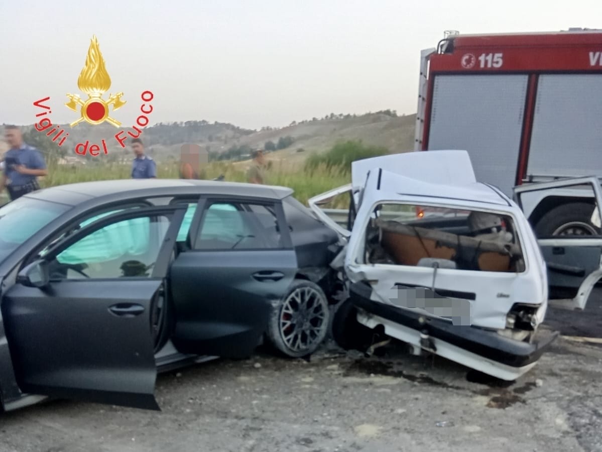 Scontro tra due auto alle prime luci dell'alba a Catanzaro: tre le ...