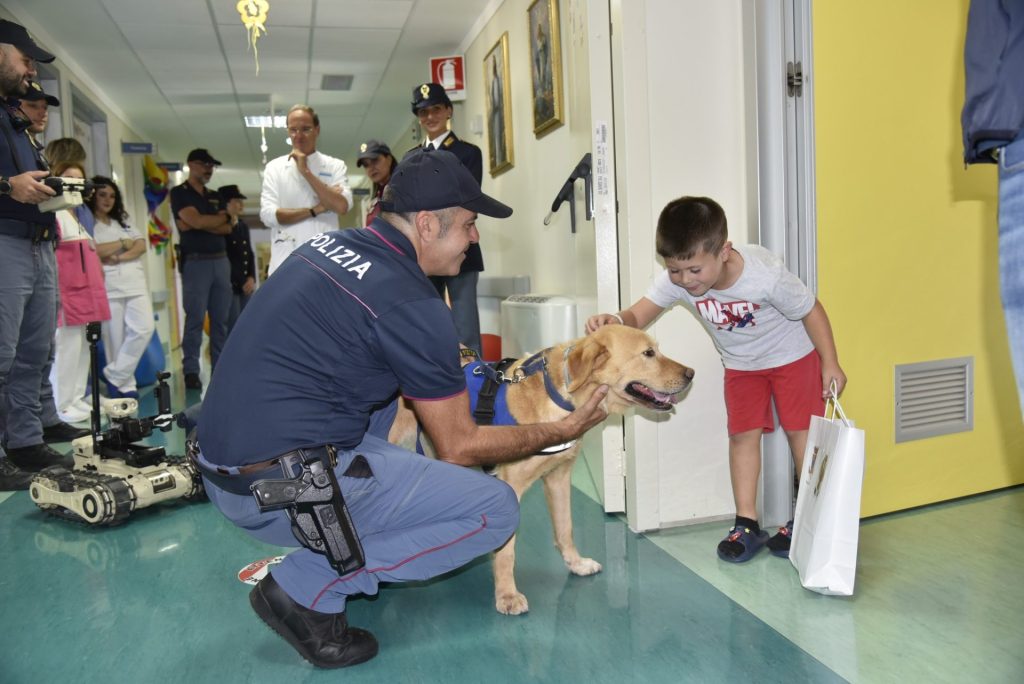 “Sorrisi in divisa”: la Polizia di Stato accoglie i piccoli pazienti dell’ospedale Dulbecco (FOTO) 2 545004765 1168283048667725 6180837717269135485 n