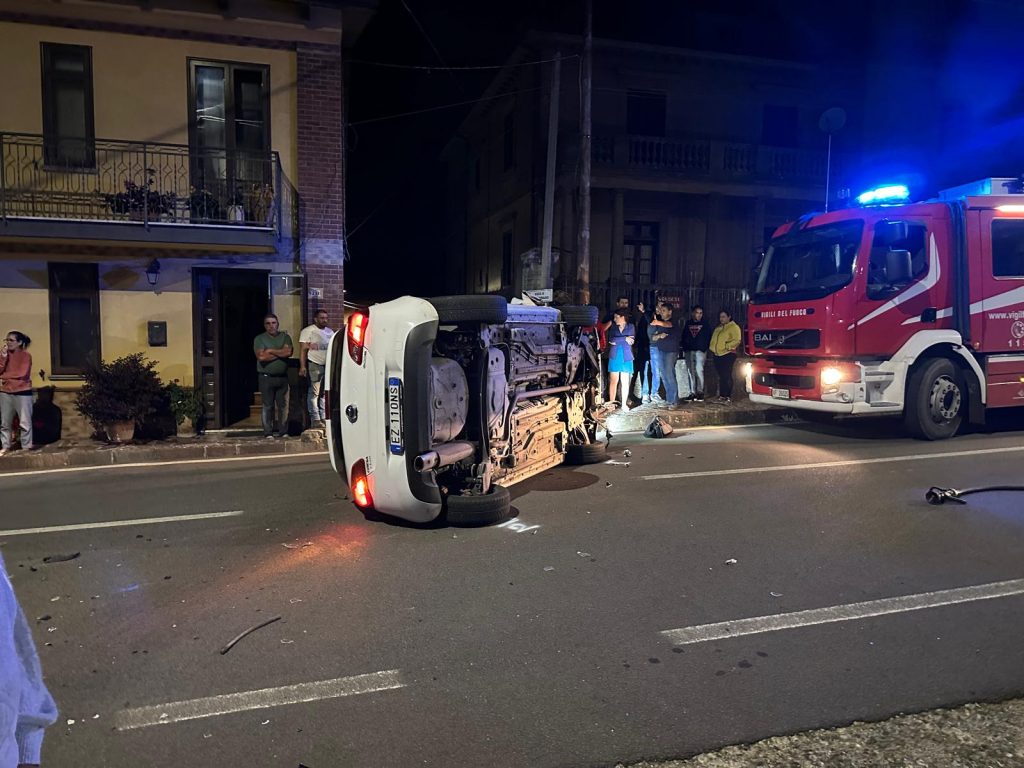 Incidente stradale in pieno centro nel Vibonese: due vetture coinvolte, un ferito (FOTO) 1 Immagine WhatsApp 2025 09 03 ore 21.40.55 83fdd861