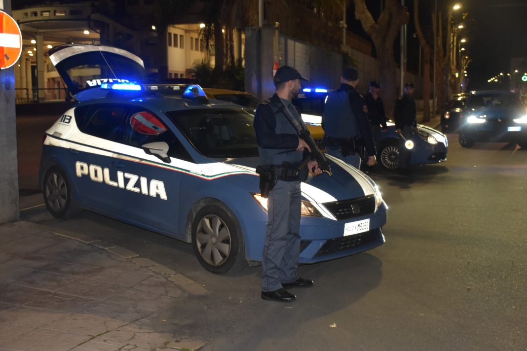 Polizia Crotone, auto notte buona