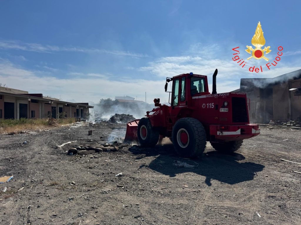 Nuovo incendio al Centro Agroalimentare di Mortara di Reggio: fiamme arrivano nei magazzini (FOTO-VIDEO) 1 WhatsApp Image 2025 09 17 at 16.23.24 1