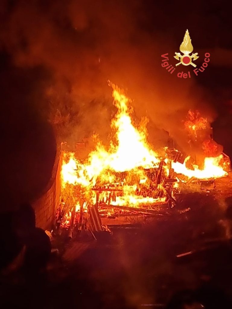 Vasto incendio a Sellia Marina. Le fiamme minacciano le case, spento dopo ore dai Vigili del Fuoco (VIDEO) 1 incendio vigili del fuoco