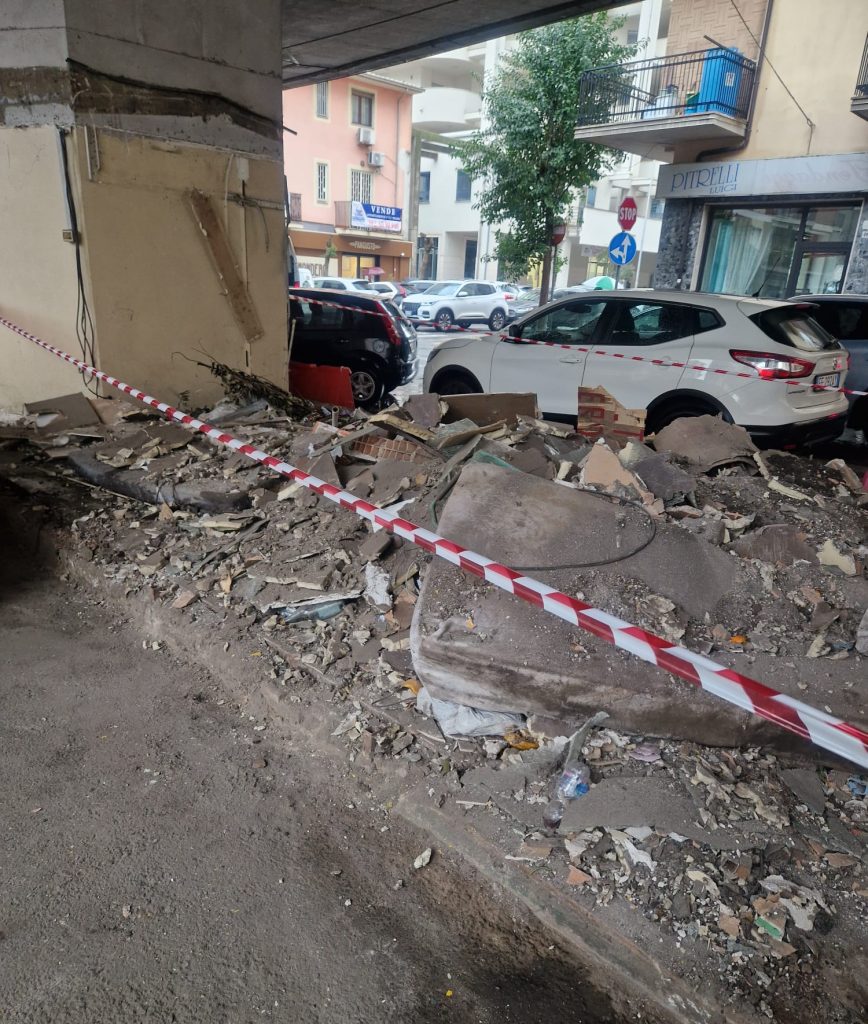 Finalmente in azione: parte la demolizione dei box sotto la sopraelevata di Cosenza 1 Demolizione BOX2 e1761936650211