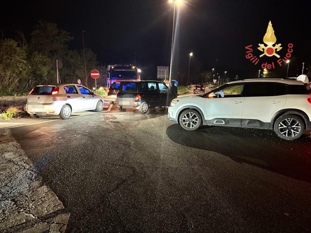 Incidente allo svincolo “Due Mari” di Lamezia: due auto coinvolte, conducenti illesi 1 Immagine WhatsApp 2025 10 30 ore 21.21.10 b4653f6e