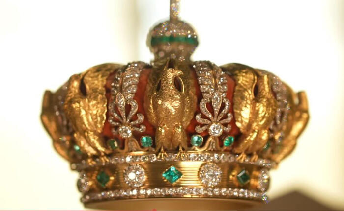 Ritrovato fuori dal Louvre un gioiello rubato