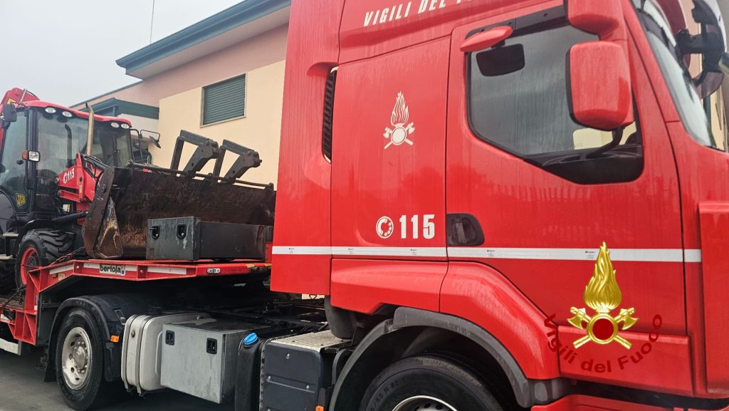 Maltempo a Crotone, Vigili del Fuoco in azione: oltre 30 interventi tra allagamenti e alberi caduti (FOTO) 2 Maltempo KR2