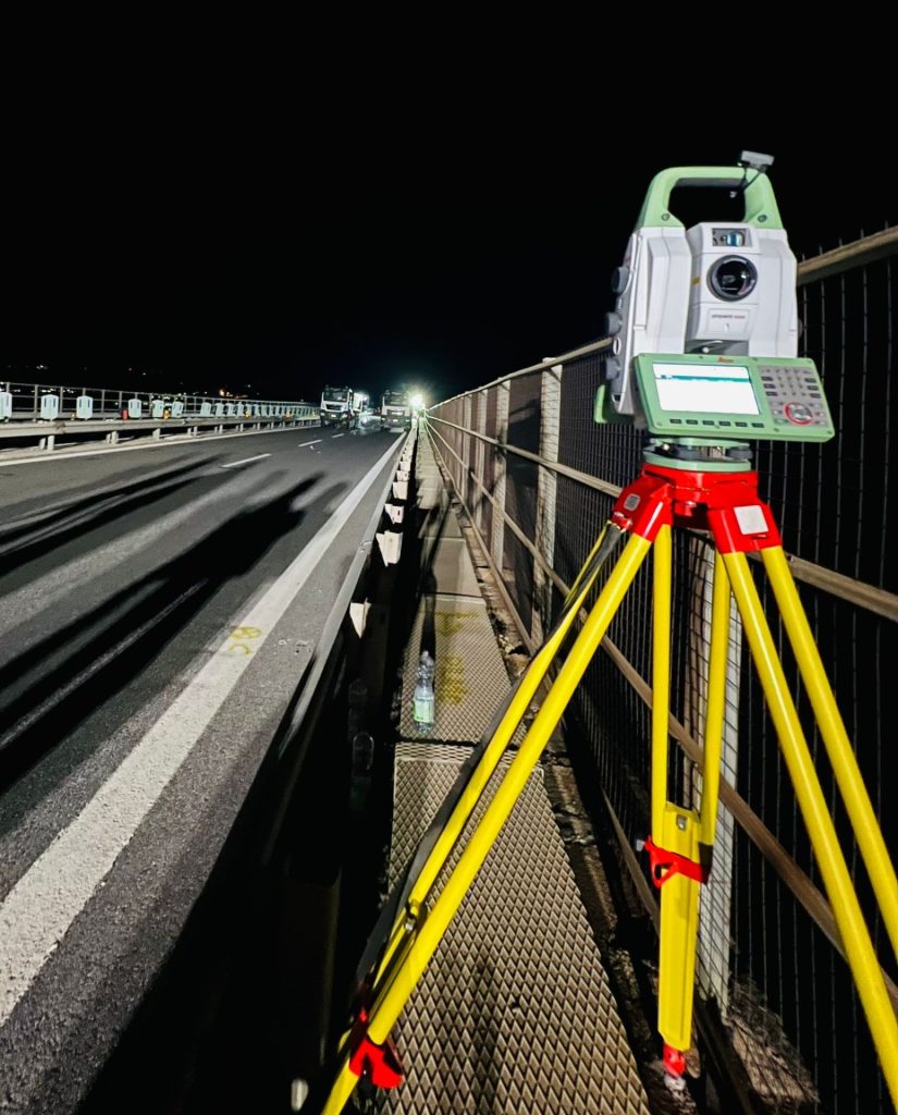 Sicurezza infrastrutturale: prove di carico positive sul viadotto “Salso” del tratto A2 in provincia di Cosenza (FOTO) 1 Stazione totale per rilevamenti