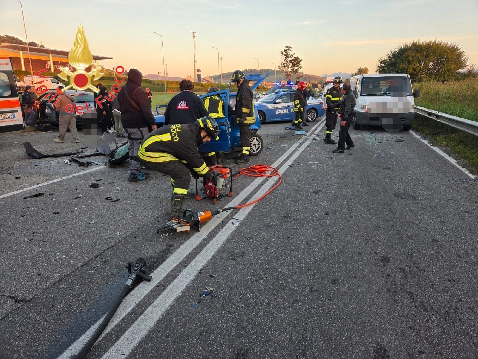 Violento scontro fra tre auto nella zona sud di Catanzaro, quattro ...