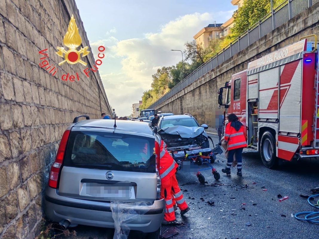 Scontro tra auto a Catanzaro, conducente estratto dalle lamiere. Paura ...
