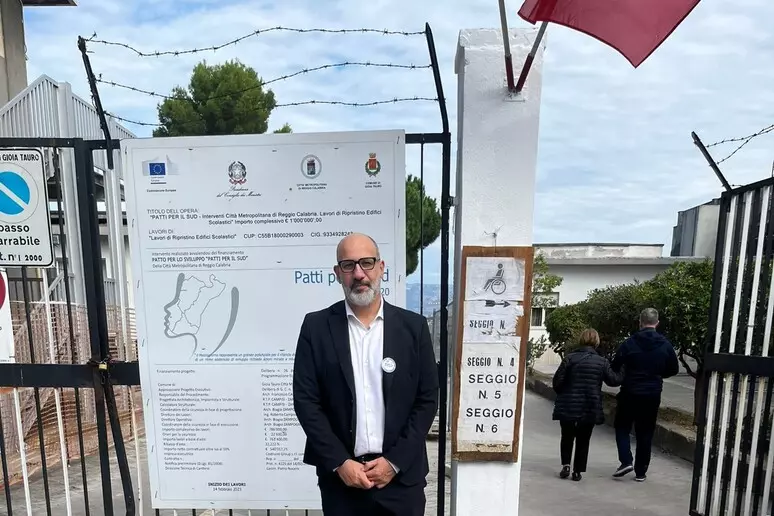 Elezioni regionali Calabria, Occhiuto ha votato a Cosenza insieme ai figli. Toscano al seggio di Gioia Tauro 1 toscano davanti seggio