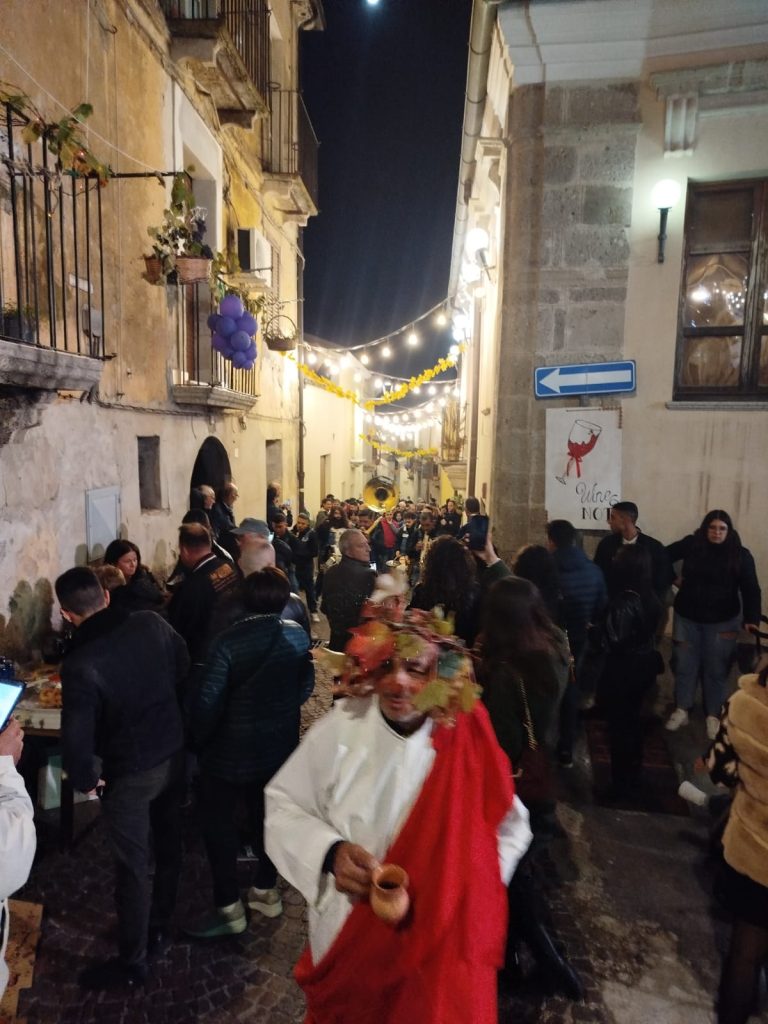 Sapori, musica e antiche cantine: “Bacco al Borgo” è un successo per Squillace Antica (FOTO) 2 581845916 1469833944987441 8323404010998805004 n