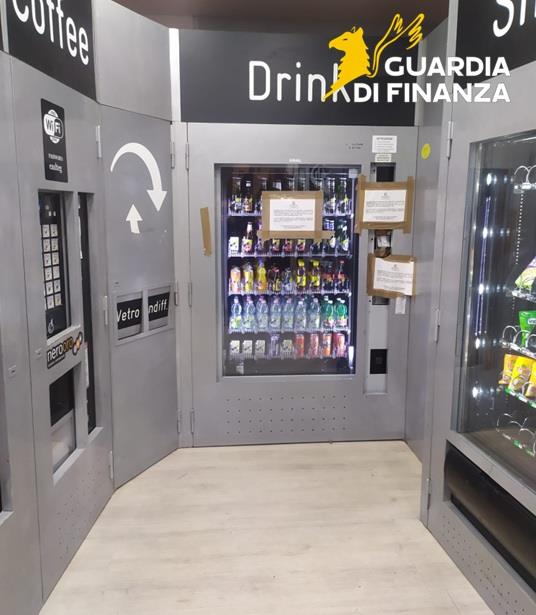 Bevande alcoliche erogate in orario notturno vietato, sequestrati tre distributori automatici nel Cosentino (FOTO) 1 Guardia di Finanza Cosenza distributori automatici due cosentino
