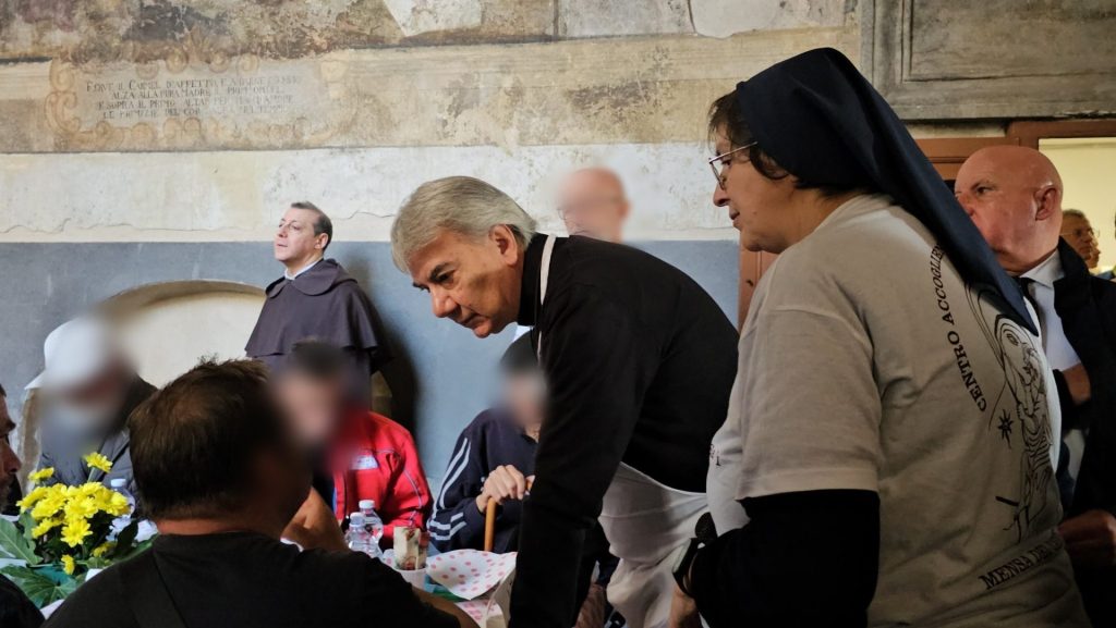 Giornata Mondiale dei Poveri, pranzo comunitario alla Mensa del Carmine con don Mimmo Battaglia (FOTO) 1 MENSA POVERI BATTAGLIA 3