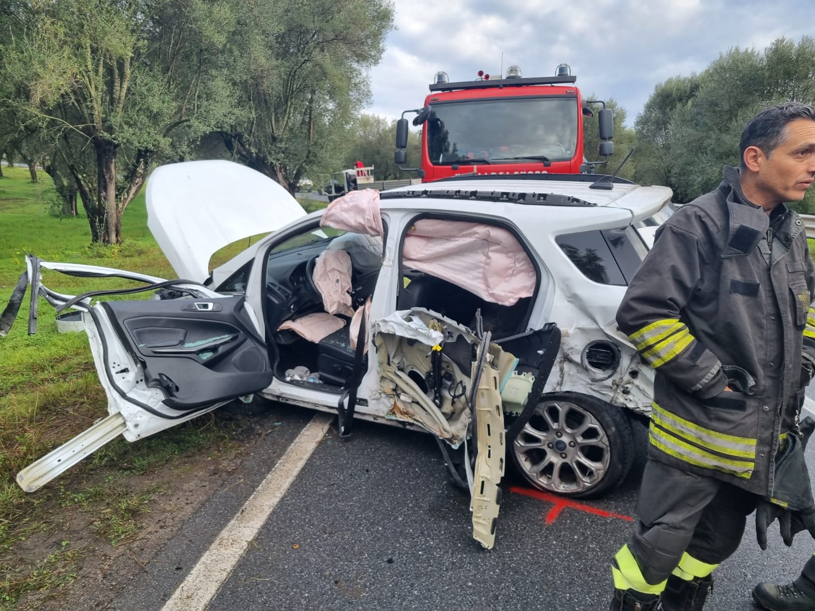 Violento impatto sulla Statale 18: scontro tra auto e camion nel tratto ...
