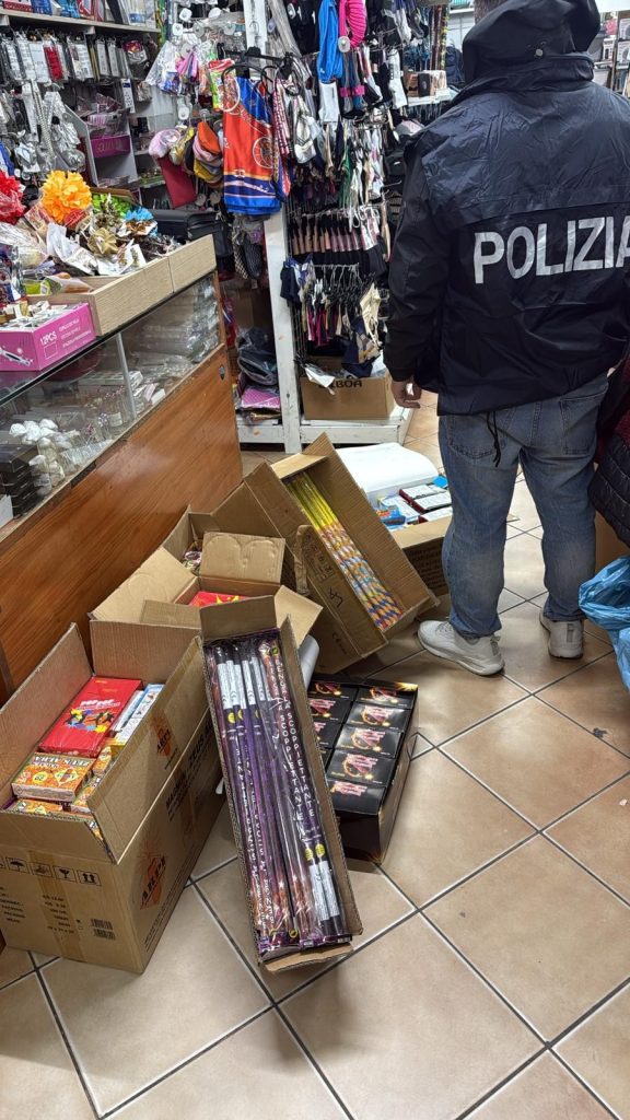 Operazione sicurezza tra Crotone e Isola di Capo Rizzuto: 438 identificati e 65 kg di fuochi illegali sequestrati 1 Pirotecnici Polizia Crotone 2