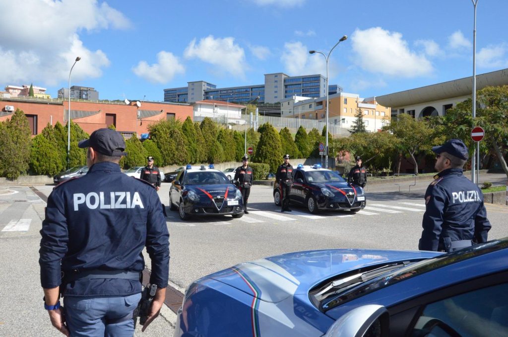 La Polizia di Stato commemora i suoi caduti a Catanzaro, l'Arma si unisce al dolore per la tragedia di Napoli (FOTO) 1 Polizia Catanzaro Caduti 2025 con carabinieri