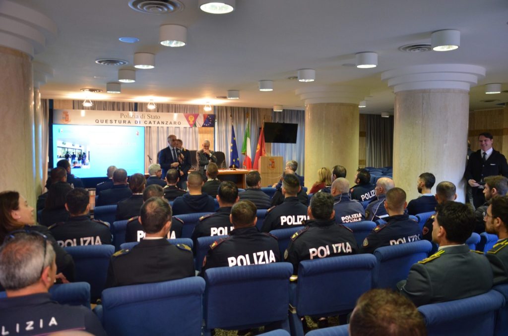 Corretta identificazione dei cittadini stranieri, a Catanzaro è tempo di seminario interforze (FOTO) 2 Polizia Catanzaro formazione stranieri uno