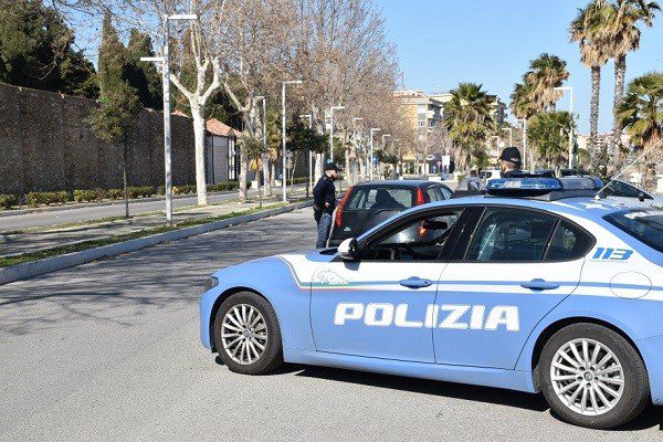 Operazione sicurezza tra Crotone e Isola di Capo Rizzuto: 438 identificati e 65 kg di fuochi illegali sequestrati 2 Polizia Crotone Blitz