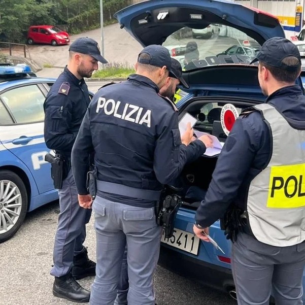 Polizia Crotone controlli notevoli Isola e capoluogo