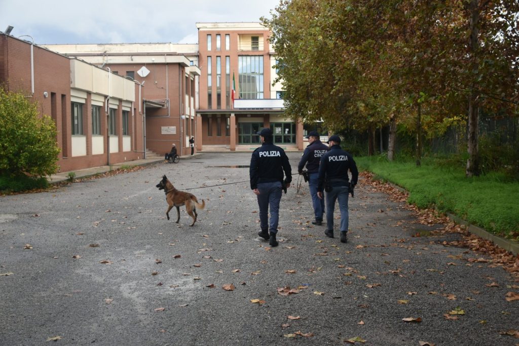 Sicurezza e controlli mirati a scuola, scatta l'occhio discreto della Polizia a Crotone: "vigilanza" con i cinofili (FOTO) 1 Polizia Crotone servizio a scuola