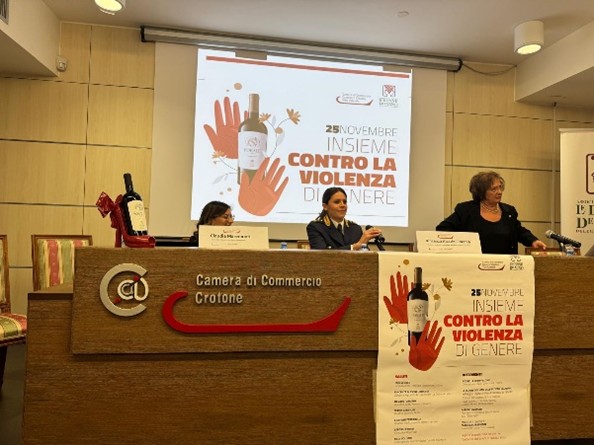 “La lotta alla violenza inizia dalla cultura del rispetto”: Polizia e associazioni unite a Crotone (FOTO) 1 Polizia Donne in Vino1