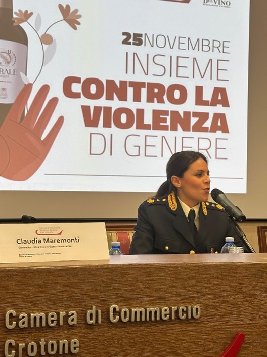 “La lotta alla violenza inizia dalla cultura del rispetto”: Polizia e associazioni unite a Crotone (FOTO) 2 Polizia Donne in Vino3