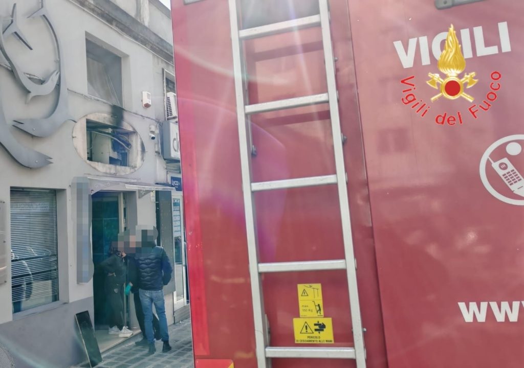 Vigili del Fuoco catanzaro due incendion negozio pesce