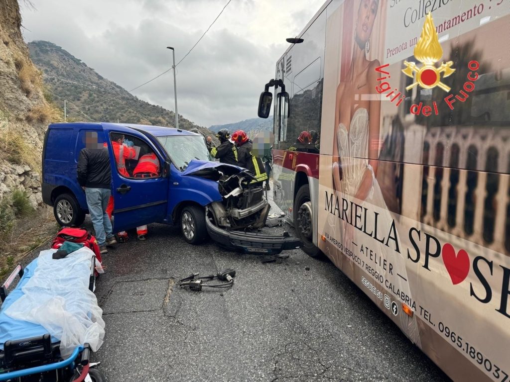 Grave incidente tra autobus e doblò a Reggio: Vigili del Fuoco ...