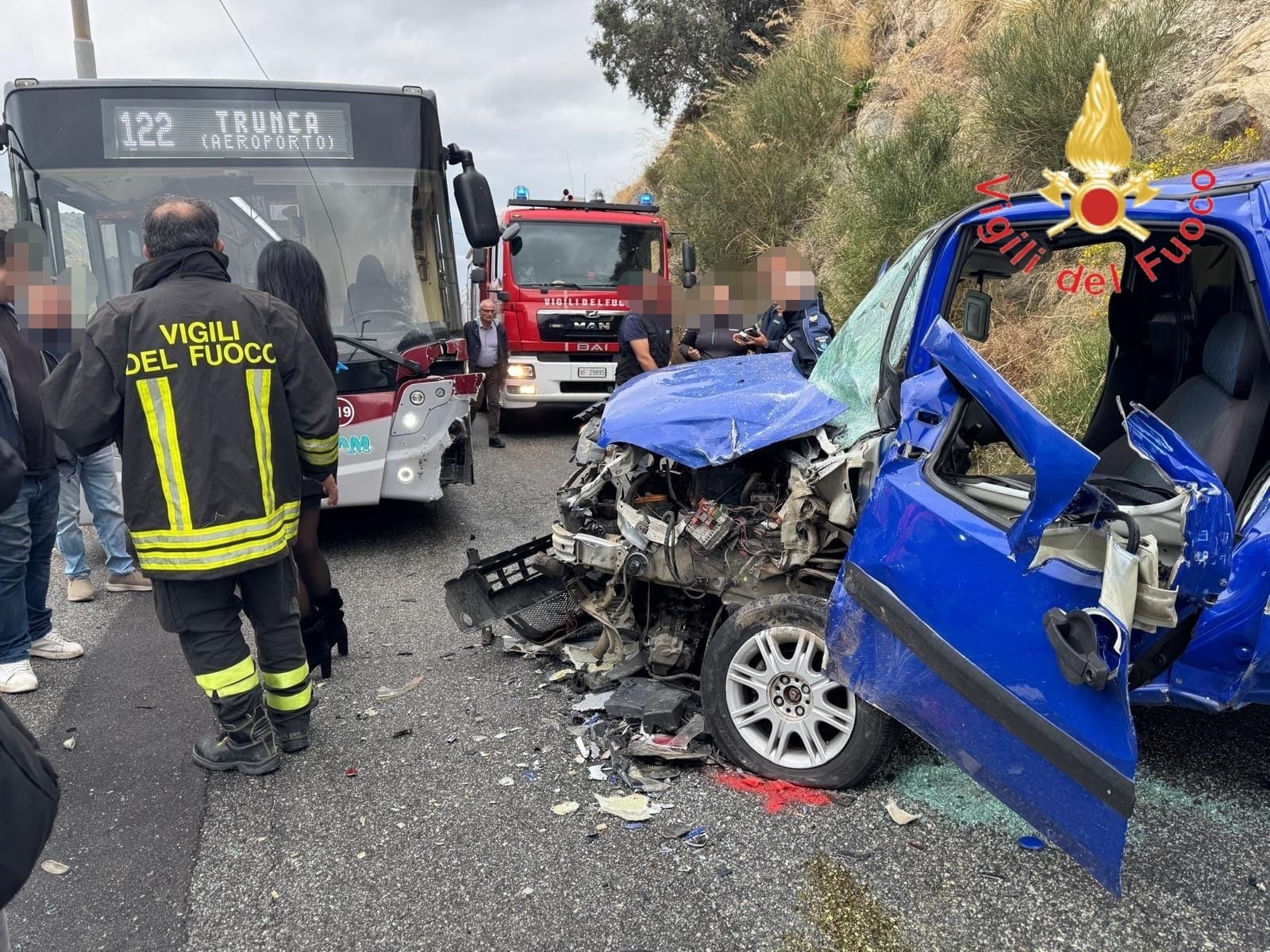 Grave incidente tra autobus e doblò a Reggio: Vigili del Fuoco ...