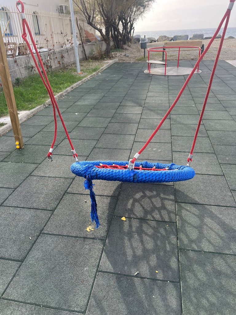 Vandali colpiscono il parco giochi inclusivo di Belvedere Marittimo, il Comune assicura giustizia (FOTO) 1 gioco1