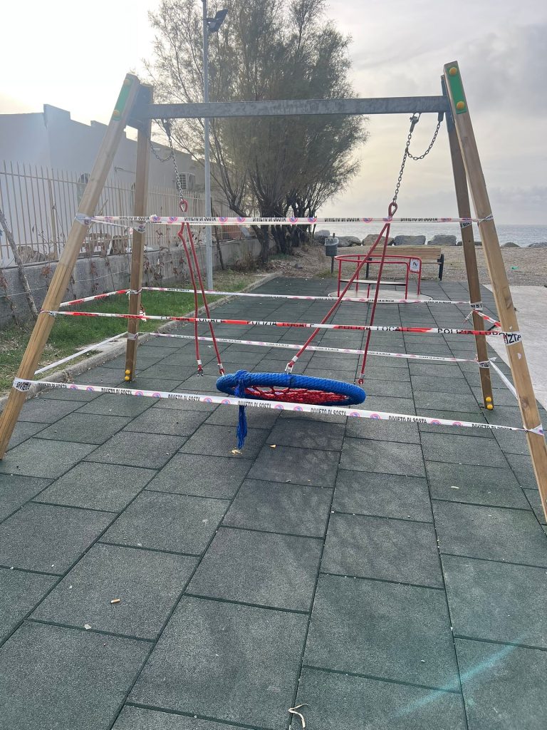 Vandali colpiscono il parco giochi inclusivo di Belvedere Marittimo, il Comune assicura giustizia (FOTO) 3 gioco3