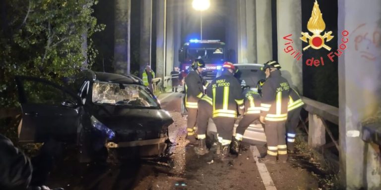 Grave incidente sulla Statale 106 a Copanello, coppia intrappolata in ...