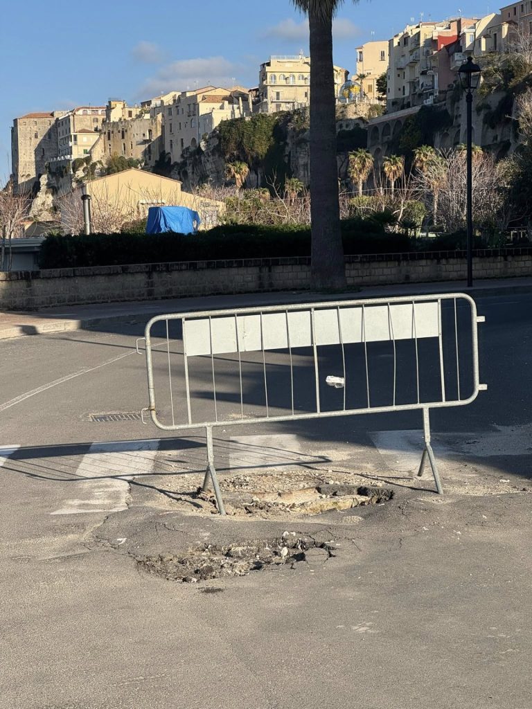 Tropea, la Perla del Tirreno si sgretola: tra erosione, frane e degrado un paradiso che chiede aiuto (FOTO) 2 597837339 1400284015009707 3487220233731347071 n