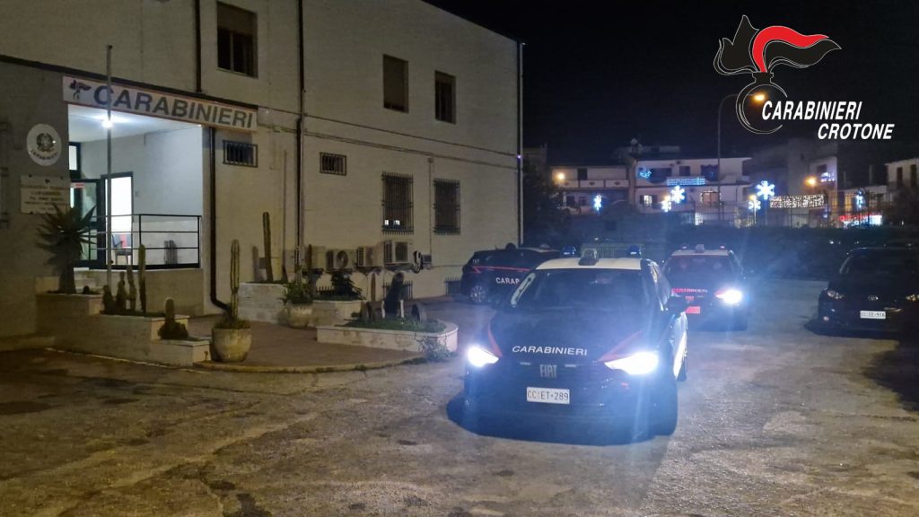 Carabinieri Crotone Isola uno auto notte